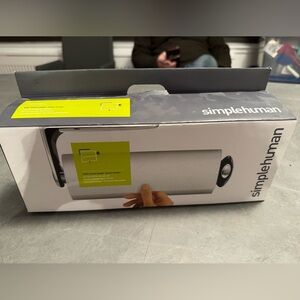 Simple human under counter paper towel mount